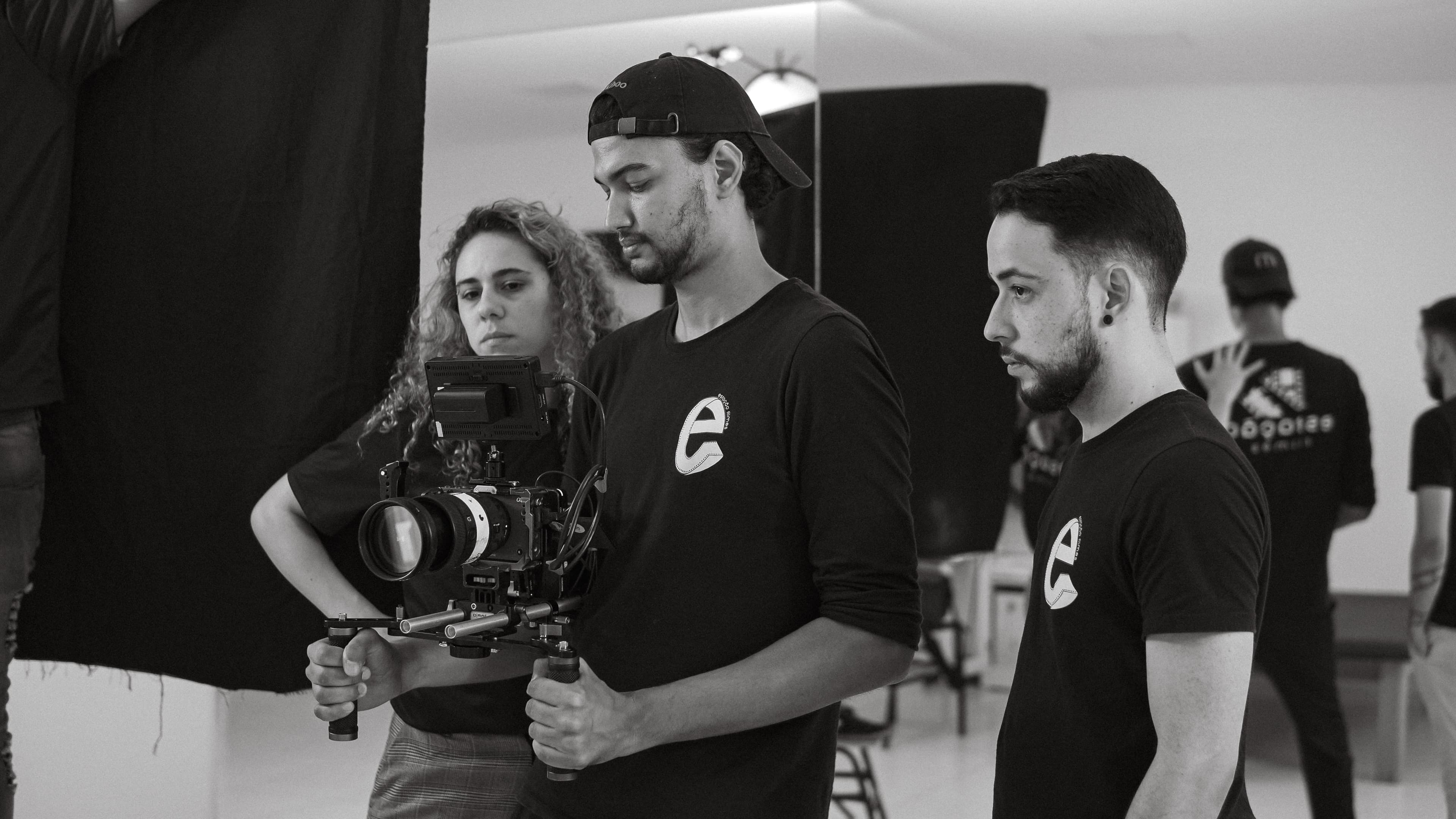 Douglas Barros e Ariel Barros em um set da Estação Filmes